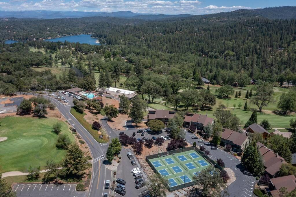 Lakeside Retreat: Pine Mountain Luxury Near Yosemite Holiday home