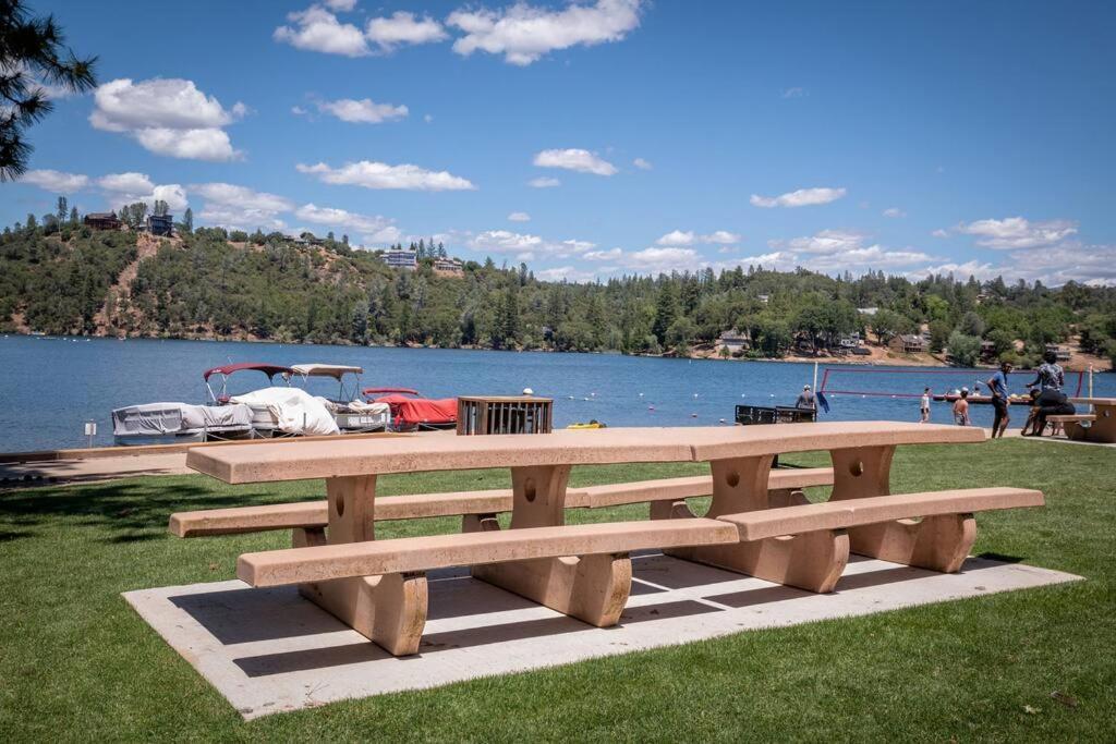 Lakeside Retreat: Pine Mountain Luxury Near Yosemite *