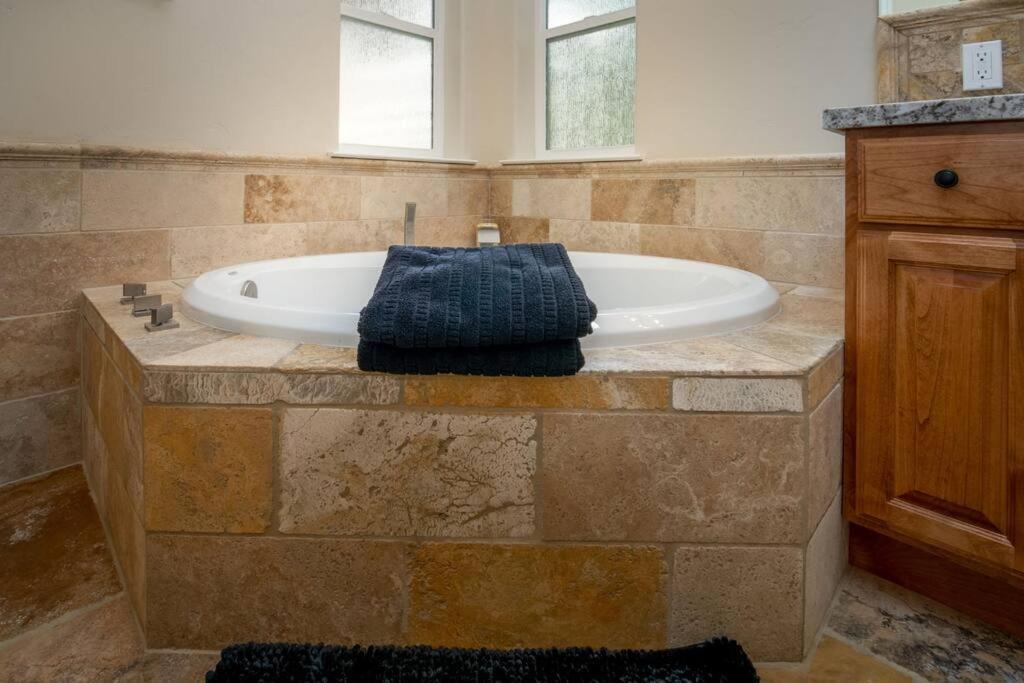 Lakeside Retreat: Pine Mountain Luxury Near Yosemite Holiday home *