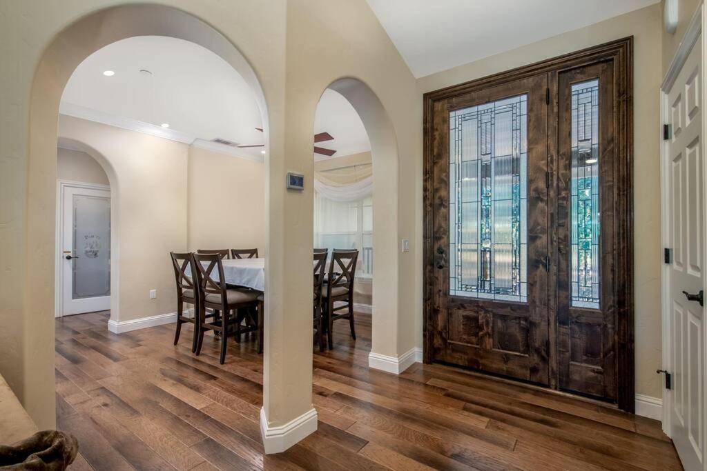 Lakeside Retreat: Pine Mountain Luxury Near Yosemite Groveland