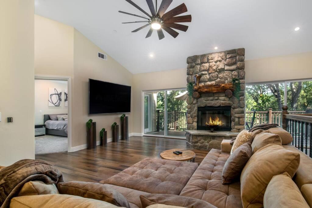 Lakeside Retreat: Pine Mountain Luxury Near Yosemite * Groveland