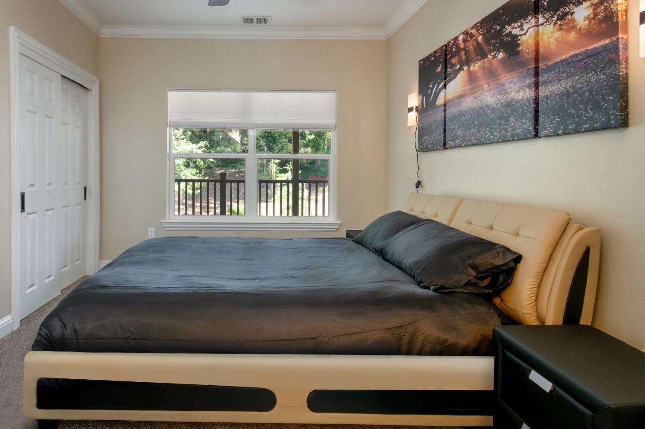 Lakeside Retreat: Pine Mountain Luxury Near Yosemite Groveland